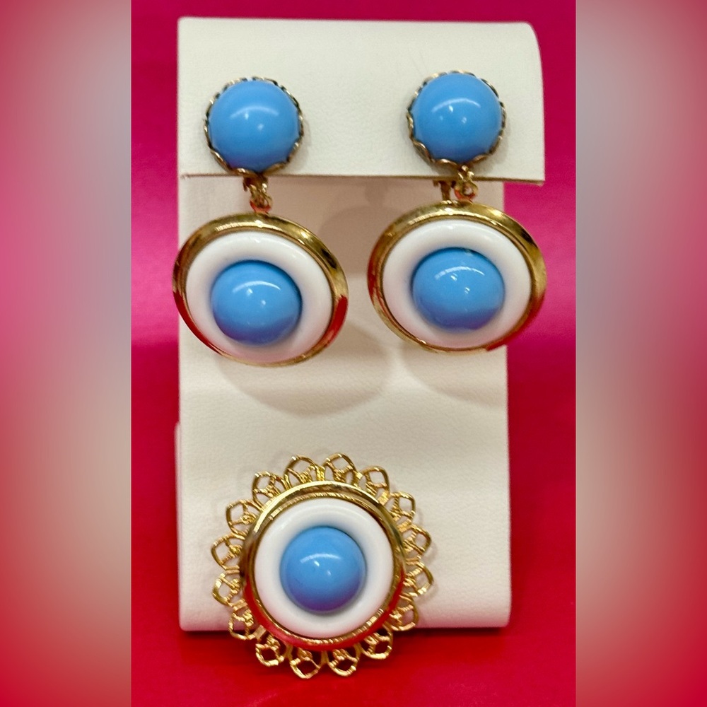 60’s Vintage Blue & White Mod Clip-On Earrings + Brooch Resin & Gold Tone Set 💙